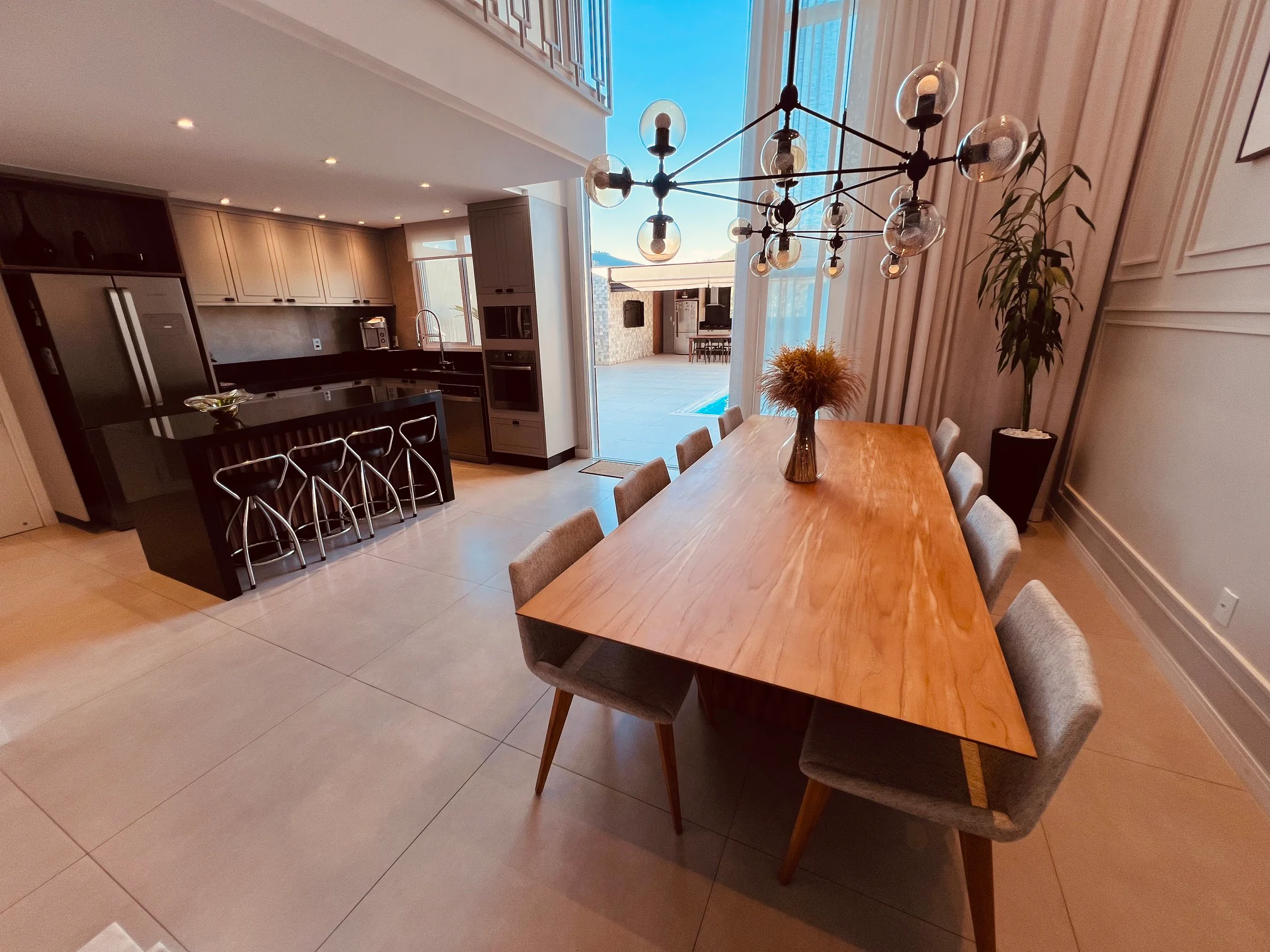 Sala de jantar integrada à cozinha e ao lazer