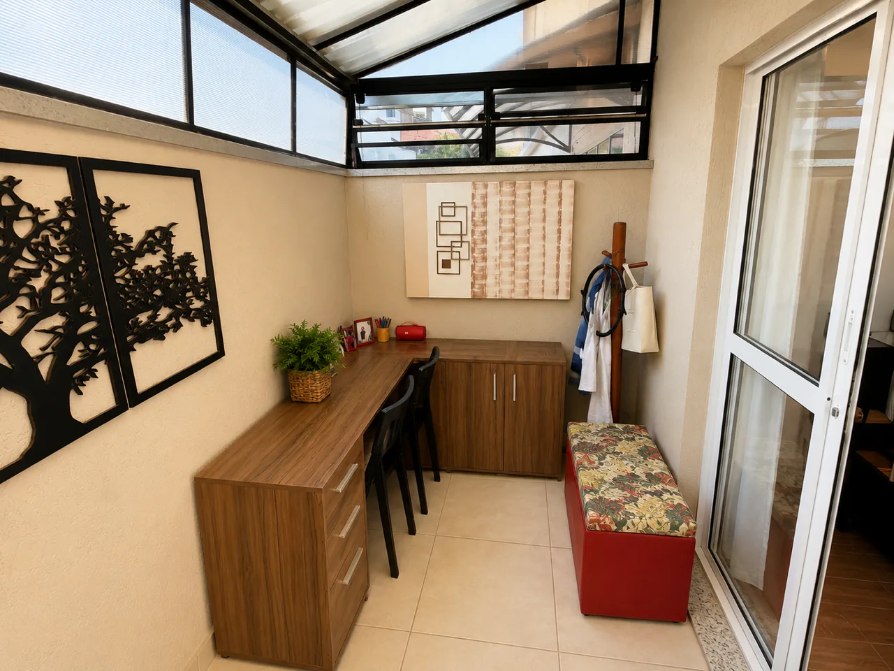 Espaço extra para home office no apartamento térreo