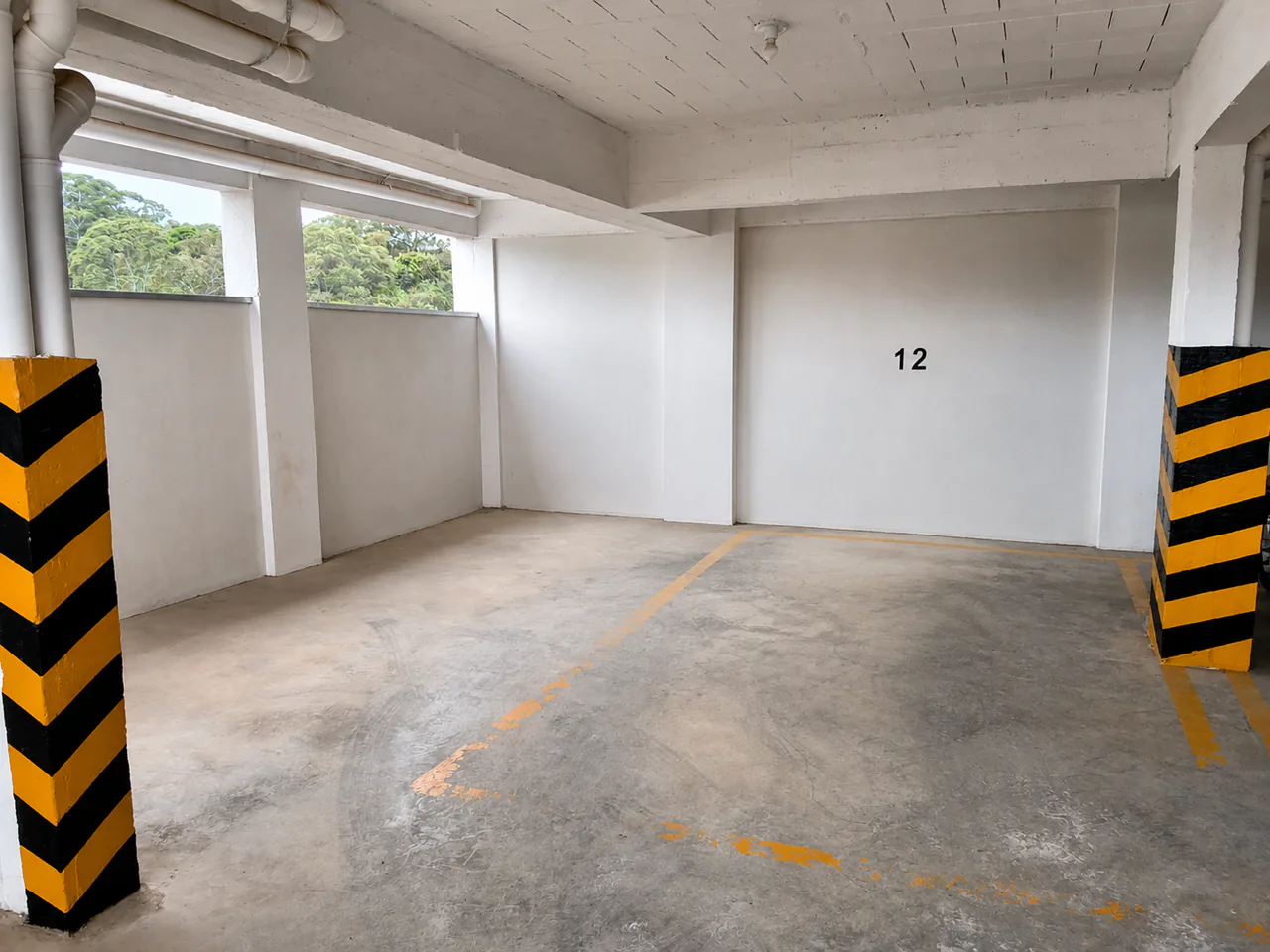 Duas vagas de garagem do apartamento térreo