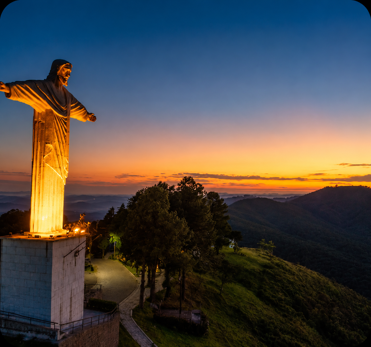 Cristo Redentor de Poços de Caldas iluminado ao pôr do sol